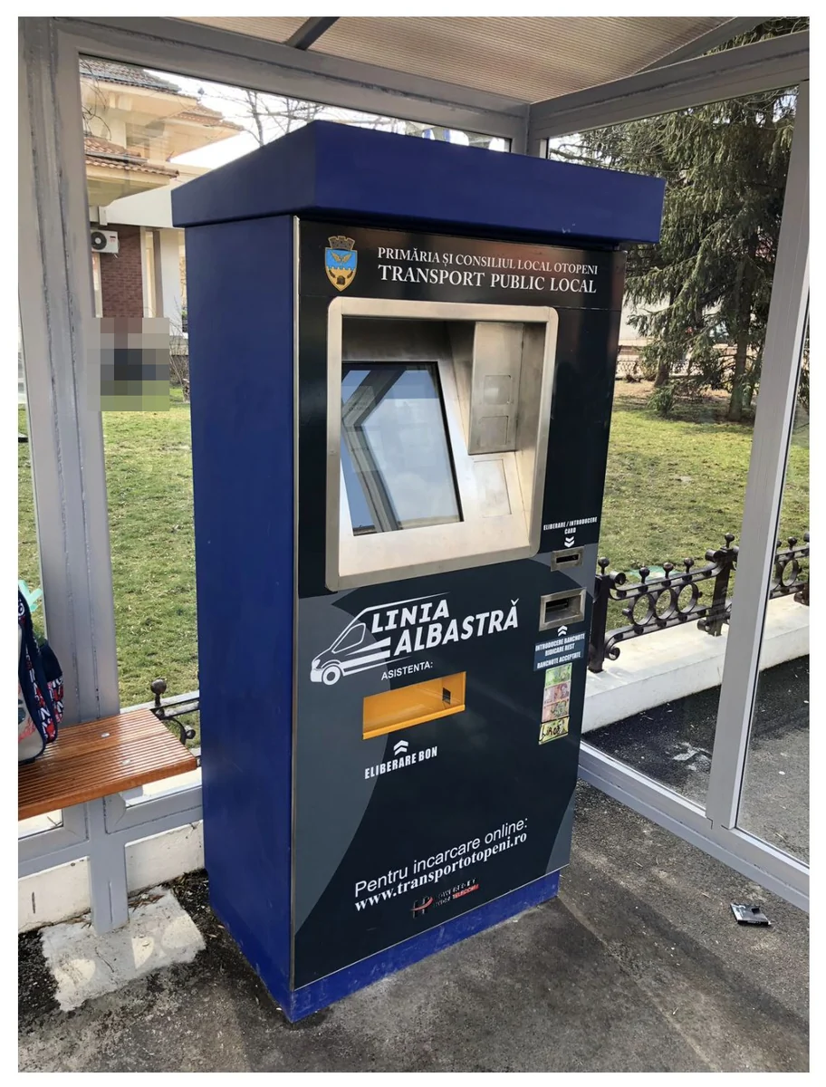 Automatul de carduri montat într-o stație Linia Albastră, cu stema Primăriei Otopeni, fante pentru card, bancnote și bon