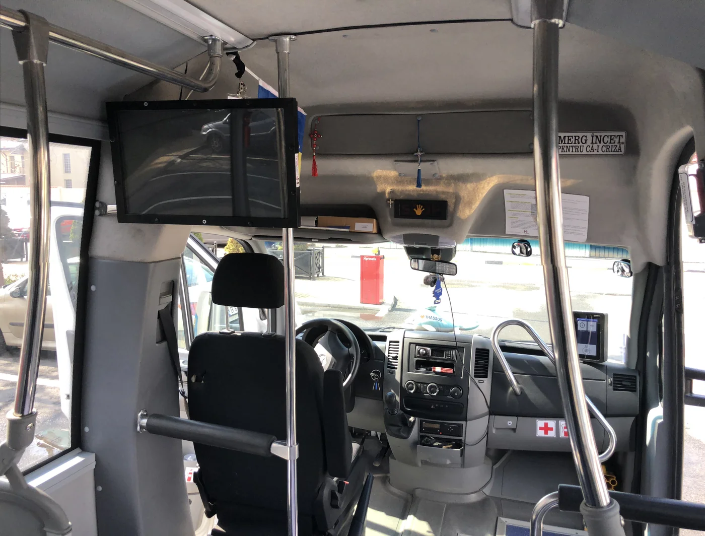 Interiorul unui vehicul din flotă, cu ecranul sistemului MEDIA montat pe bara de sus și aparatul de taxat pe bord