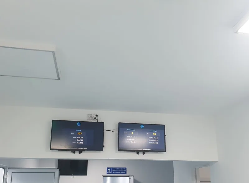 Cele două fluxuri de display, recepție și cabinete, montate alăturat în sala de așteptare