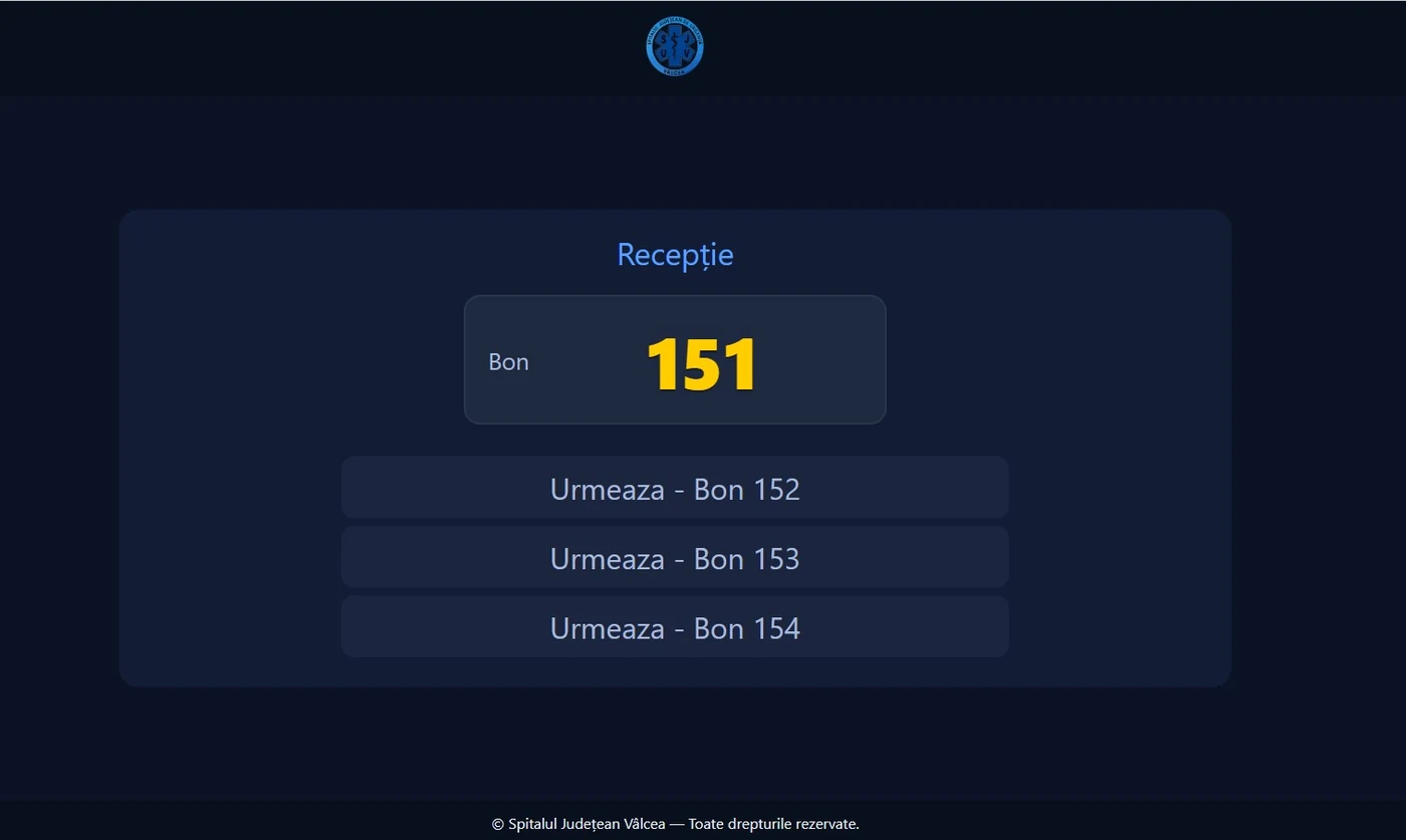 Display-ul recepției: bonul curent afișat mare, cu următoarele trei bonuri dedesubt